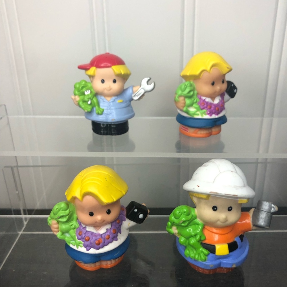 Little people Freddie holding frogs